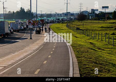 Radweg neben der Autobahn Bogotá-Medellín, der den Transport von Radfahrern durch die Savanne Bogotá ermöglicht, Cota Cundinamarca Colombia August 20, Stockfoto