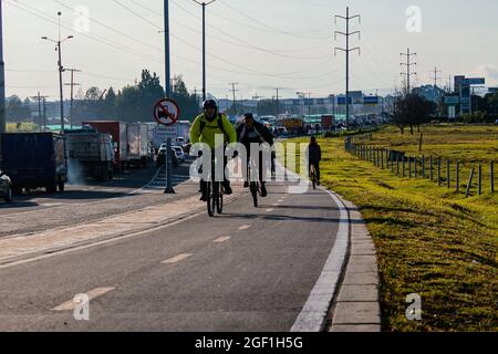 Radweg neben der Autobahn Bogotá-Medellín, der den Transport von Radfahrern durch die Savanne Bogotá ermöglicht, Cota Cundinamarca Colombia August 20, Stockfoto