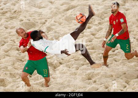 Moskau, Russland. 22. August 2021; Luzhniki-Stadion, Moskau, Russland: FIFA World Cup Beach Football Turnier; Fabio Costa und Pedro Marques aus Portugal treten während des Spiels zwischen Portugal und Senegal in der 2. Runde der Gruppe D gegen Raoul Mendy aus Senegal an.Credit: Action Plus Sports Images/Alamy Live News Stockfoto