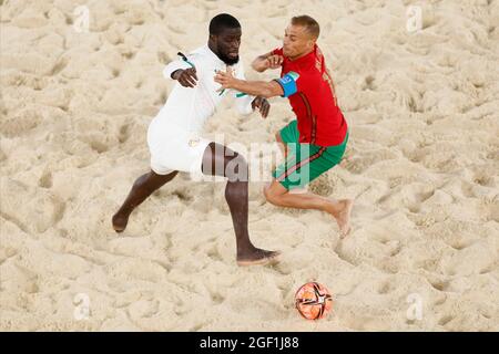 Moskau, Russland. 22. August 2021; Luzhniki-Stadion, Moskau, Russland: FIFA World Cup Beach Football Turnier; Belchior aus Portugal fordert Raoul Mendy aus Senegal während des Spiels zwischen Portugal und Senegal in der 2. Runde der Gruppe D heraus Credit: Action Plus Sports Images/Alamy Live News Stockfoto