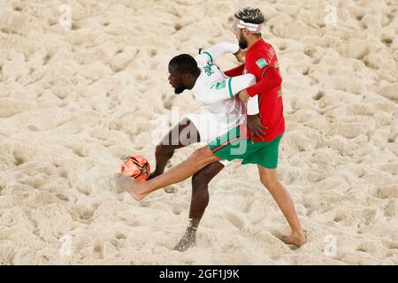 Moskau, Russland. 22. August 2021; Luzhniki-Stadion, Moskau, Russland: FIFA World Cup Beach Football-Turnier; Andr&#xe9; Louren&#xe7;o aus Portugal tackt Raoul Mendy aus Senegal während des Spiels zwischen Portugal und Senegal in der 2. Runde der Gruppe D Kredit: Action Plus Sports Images/Alamy Live News Stockfoto