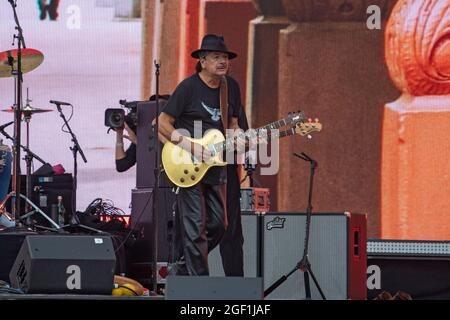 NEW YORK, NY - 21. AUGUST: Carlos Santana tritt während des „We Love NYC: The Homecoming Concert“ im Great Lawn im Central Park am 21. August 2021 in New York City auf. Stockfoto