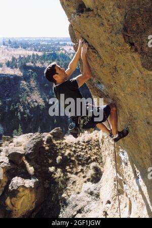 Ein Mann klettert im Smith Rock State Park in Oregon, USA. Stockfoto