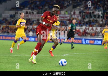 Rom, Italien. August 2021. Tammy Abraham von AS Roma wurde während der Italienischen Fußballmeisterschaft ein Spiel von 2021/2022 zwischen AS Roma und ACF Fiorentina im Olimpic Stadium in Rom in Aktion gesehen. Kredit: Unabhängige Fotoagentur/Alamy Live Nachrichten Stockfoto