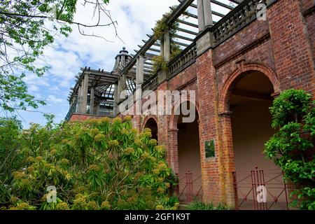 Die Torbögen und die Holzterrasse von The Hill Garden und Pergola, Hampstead Heath, London, Großbritannien Stockfoto