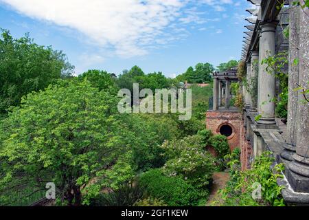 Blick auf die weitläufigen Bäume und Gärten des Hill Garden und der Pergola, Einer georgianischen Laube und Terrasse im Hill Garden, Hampstead Heath, London, Großbritannien Stockfoto