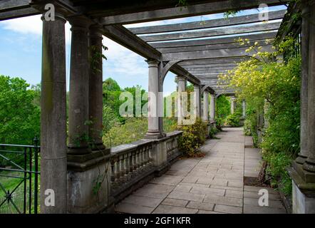 The Hill Garden and Pergola, Eine georgianische Laube und Terrasse im Hill Garden mit Blick auf Hampstead Heath, London, Großbritannien Stockfoto