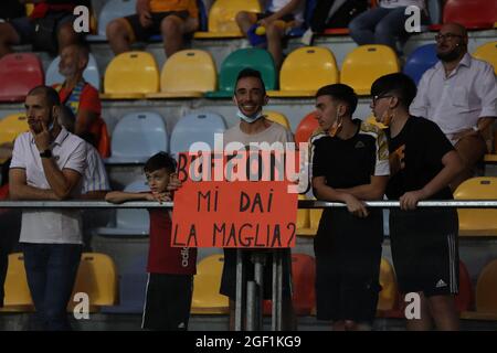 Frosinone, Italien. August 2021. Im Benito Stirpe Stadion in Frosinone, Frosinone - Parma 2-2 für das Eröffnungsspiel der italienischen Serie B in diesem Bild Unterstützende (Bild von Paolo Pizzi/Pacific Press) Quelle: Pacific Press Media Production Corp./Alamy Live News Stockfoto