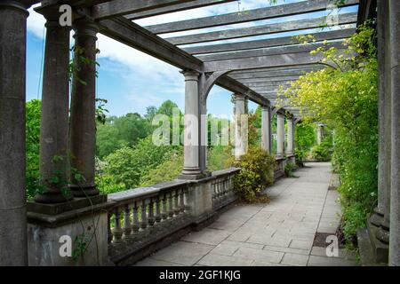 The Hill Garden and Pergola, Eine georgianische Laube und Terrasse im Hill Garden mit Blick auf Hampstead Heath, London, Großbritannien Stockfoto