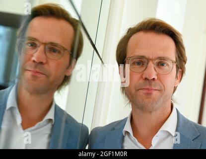 20. August 2021, Hessen, Frankfurt/Main: Markus Fein, künstlerischer Leiter und Geschäftsführer der Alten Oper Frankfurt, nimmt an einem Pressebriefing Teil. Das 1880 nach Plänen des Berliner Architekten Richard Lucae (1829-1877) erbaute Renaissance-Opernhaus wurde in einer Bombennacht 1944 weitgehend zerstört. Am 25. August 1981 wurde das Konzert- und Kongresshaus mit seiner klassizistischen façade wiedereröffnet. (To dpa: '40 Jahre Alte Oper') Foto: Arne Dedert/dpa Stockfoto