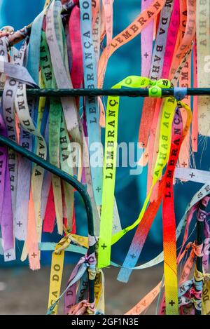 Salvador, Bahia, Brasilien - 18. Juli 2021: Farbige Bänder von Senhor do Bonfim, die an ein eisernes Tor in Pelourinhin gebunden sind. Stockfoto