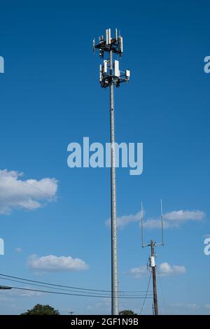 Zwei Funktürme in der Nähe des anderen. Eine ist zellulär, die andere für Radio. Stockfoto