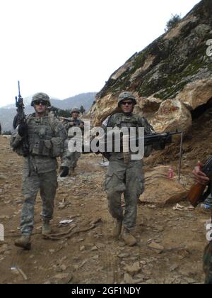 Hier sind SPC abgebildet. Tyler Stafford (vorne links), CPL. Matthew B. Phillips (vorne rechts) und SPC. Gunnar Zwilling hilft beim Bau eines Verkehrskontrollpunktes nordöstlich des Kampfpostens Outpost Bella, Afghanistan, Frühjahr 2008. Die Straße führt von COP Bella nach Aranas. Stockfoto