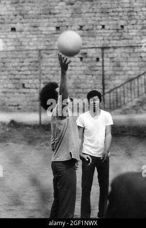 Charles Lloyd und Jack DeJohnette spielen Basketball in Tallinn , Estland, 1967. Dies war während der Wartezeit auf das Jazz-Festival aufzutreten. Stockfoto