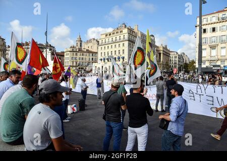 Marseille, Frankreich. August 2021. Während der Demonstration gegen den Faschismus in Marseille halten Demonstranten Flaggen und Transparente.Kurden versammelten sich im Alten Hafen von Marseille, um gegen die türkischen Luftangriffe im Senegal zu protestieren und auch die Bevölkerung Afghanistans nach der Machtübernahmen der Taliban zu unterstützen. Kredit: SOPA Images Limited/Alamy Live Nachrichten Stockfoto