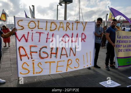 Marseille, Frankreich. August 2021. Während der Demonstration gegen den Faschismus in Marseille halten die Demonstranten ein Transparent.Kurden versammelten sich im Alten Hafen von Marseille, um gegen die türkischen Luftangriffe im Senegal zu protestieren und auch die Bevölkerung Afghanistans nach der Machtübernahmen der Taliban zu unterstützen. Kredit: SOPA Images Limited/Alamy Live Nachrichten Stockfoto