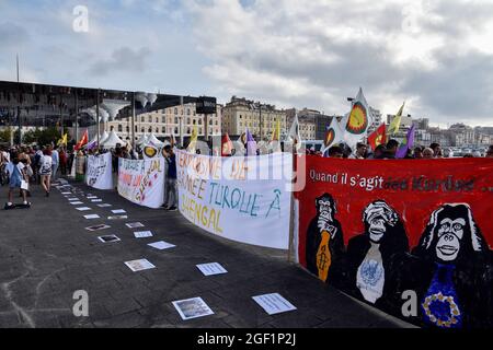 Marseille, Frankreich. August 2021. Während der Demonstration gegen den Faschismus in Marseille halten Demonstranten Transparente.Kurden versammelten sich im Alten Hafen von Marseille, um gegen die türkischen Luftangriffe im Senegal zu protestieren und auch die Bevölkerung Afghanistans nach der Machtübernahmen der Taliban zu unterstützen. Kredit: SOPA Images Limited/Alamy Live Nachrichten Stockfoto