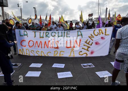 Marseille, Frankreich. August 2021. Während der Demonstration gegen den Faschismus in Marseille halten die Demonstranten ein Transparent.Kurden versammelten sich im Alten Hafen von Marseille, um gegen die türkischen Luftangriffe im Senegal zu protestieren und auch die Bevölkerung Afghanistans nach der Machtübernahmen der Taliban zu unterstützen. (Foto von Gerard Bottino/SOPA Images/Sipa USA) Quelle: SIPA USA/Alamy Live News Stockfoto