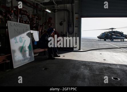 Die Luftbesatzung mit dem 1. Bataillon, dem 228. Luftfahrtregiment, der Joint Task Force-Bravo, dem Soto Cano Air Base, Honduras, führt an Bord des Royal Fleet Auxiliary Wave Knight der Royal Navy in der Karibik, 18. August 2021, eine Qualifikation zur Landung an Deck durch. Qualifikationsmissionen zur Landung auf Deck stellen sicher, dass die Mitglieder der Luftbesatzung im Falle eines Überwassernotfalls, wie z. B. eines abgestürzten Flugzeugs, einer Katastrophenhilfe, einer medizinischen Luftevakuierung oder einer Such- und Rettungsmission über offenem Wasser, reagieren können. (USA Air Force Foto von Tech. Sgt. Marleah Cabano) Stockfoto