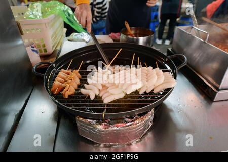 Restaurant Tteok-bokki im Dorf Bukchon Hanok in Seoul, Korea. Stockfoto