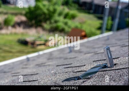 Asphalt-Schindeldach für Haushalte mit Metallankern für die Installation einer Solarpanel-Schiene und eines Regalsystems Stockfoto