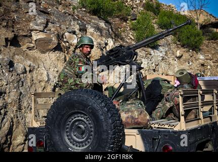 Ein Soldat der afghanischen Nationalarmee sorgt am 7. Dezember mit einem Maschinengewehr im Kaliber 0,50 für Wachsicherheit über dem Shigal-Tal in Afghanistan. Stockfoto