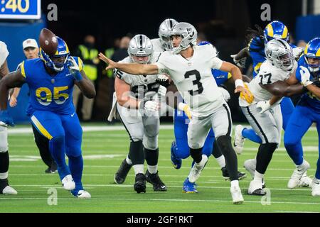 Der Quarterback Nathan Peterman (3) der Las Vegas Raiders spielt in einer Vorsaison der NFL gegen die Los Angeles Rams, Samstag, 21. August 2021, Stockfoto