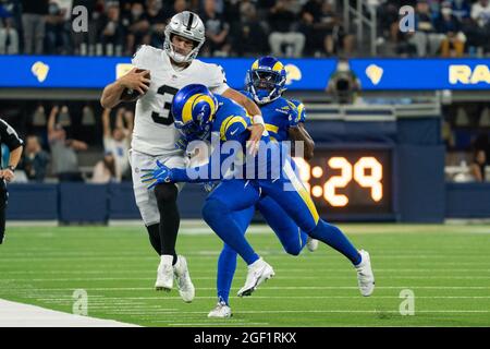 Los Angeles Rams Safety J.R. Reed (36) nimmt den Quarterback von Las Vegas Raiders Nathan Peterman (3) während eines Vorsaison-Spiels der NFL außer Reichweite, Stockfoto