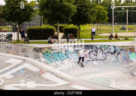 Frankfurt, Deutschland, 21. August 2021: Skateboarder im Skatepark Frankfurt Osthafen Stockfoto