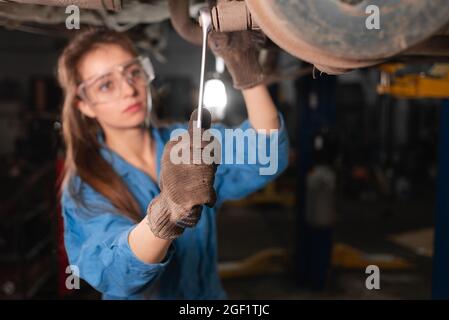 Mechaniker, der in der Reparaturwerkstatt unter der Haube arbeitet Stockfoto