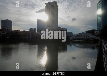 Schöne Aufnahme entlang des Singapore River im Boat Quay Gebiet in Singapur, einem beliebten Gebiet für nächtliche Unterhaltung und Essen Stockfoto