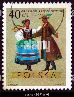 POLEN - UM 1969: Eine in Polen gedruckte Briefmarke zeigt regionale Kostüme aus Krczonow, Lublin, um 1969 Stockfoto