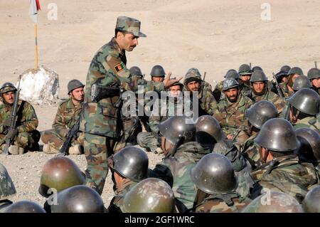 Kabul – ein Ausbilder der afghanischen Nationalarmee unterrichtet im Kabul Military Training Center eine Lektion über Nahkampftechniken. In diesem Zentrum absolvieren ANA-Auszubildende die achtwöchige Grundausbildung, und die Afghan National Army Air Corp nimmt an einer Spezialausbildung Teil. Stockfoto