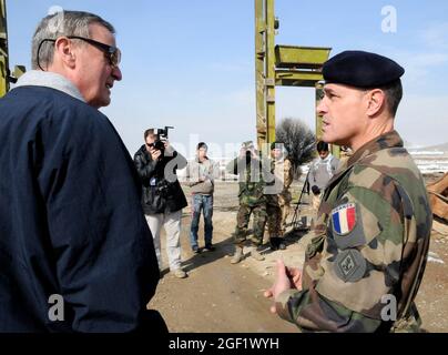 Kabul - Gen. (Ausgeschieden) James Jones, Berater für nationale Sicherheit der USA, spricht mit dem ANA-Berater der französischen Armee, Oberstleutnant Jean-Claude Deletraz, während eines Besuchs im Militärausbildungszentrum Kabul. Der Sicherheitsberater traf sich mit der NATO-Ausbildungsmission – den Führern Afghanistans, um über die Fortschritte bei der Ausbildung von ANA und der afghanischen Nationalen Polizei zu informieren. Stockfoto