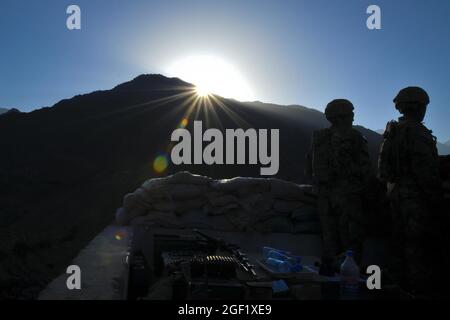 Soldaten der Kompanie B, 2. Bataillon, 27. Infanterie-Regiment, Task Force No Fear, 3. Brigade Combat Team, 25. Infanterie-Division, TF Bronco, ziehen Wachdienst, wenn die Sonne über Beobachtungsposten-Koleman außerhalb des Kampfvorpostens Monti in der östlichen Provinz Kunar aufgeht 5. Mai. OP Coleman liegt an der Mündung des Pech River Valley und des Kunar River Valley, das zu den gefährlichsten Gebieten Afghanistans gehört. Stockfoto