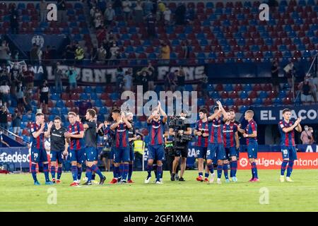 Valencia, Spanien. August 2021. FUSSBALL - LEVANTE UD gegen REAL MADRID Ruben Vezo, Rober Pier, Enis Bardhi, Carlos Clerc, Nemanja Radoja von Levante in Aktion während der Spanischen Liga, La Liga, Fußballspiel zwischen Levante und Real Madrid am 22. August 2021 im Stadion Ciutat de Valencia in Valencia, Spanien. Foto: Xisco Navarro Quelle: CORDON PRESS/Alamy Live News Stockfoto