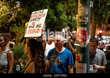 Demonstration gegen Einschränkungen des Corona-Virus, Impfzwang und neues „Green Badge/Pass“. Das israelische Gesundheitsministerium gibt als erstes weltweit eine dritte Impfdosis von Pfizer- und Moderna-Impfstoffen für 40 Jahre - noch nicht von der FDA zugelassen. Im Juni hatte die Regierung die Impfbemühungen ausgeweitet und Jugendliche ab 12 Jahren ermutigt, sich impfen zu lassen. Derzeit bereitet sich das Land auf das kommende Schuljahr vor, das am 1. September beginnt - das Corona-Kabinett hatte beschlossen, dass Klassen mit weniger als 70 % geimpften Kindern von zu Hause aus studieren würden, was die Eltern unter großen Druck setzt Stockfoto