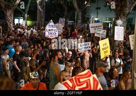 Demonstration gegen Einschränkungen des Corona-Virus, Impfzwang und neues „Green Badge/Pass“. Das israelische Gesundheitsministerium gibt als erstes weltweit eine dritte Impfdosis von Pfizer- und Moderna-Impfstoffen für 40 Jahre - noch nicht von der FDA zugelassen. Im Juni hatte die Regierung die Impfbemühungen ausgeweitet und Jugendliche ab 12 Jahren ermutigt, sich impfen zu lassen. Derzeit bereitet sich das Land auf das kommende Schuljahr vor, das am 1. September beginnt - das Corona-Kabinett hatte beschlossen, dass Klassen mit weniger als 70 % geimpften Kindern von zu Hause aus studieren würden, was die Eltern unter großen Druck setzt Stockfoto