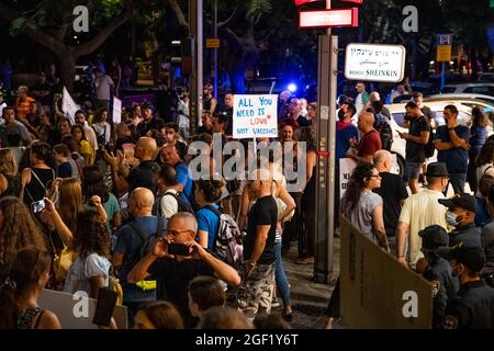 Demonstration gegen Einschränkungen des Corona-Virus, Impfzwang und neues „Green Badge/Pass“. Das israelische Gesundheitsministerium gibt als erstes weltweit eine dritte Impfdosis von Pfizer- und Moderna-Impfstoffen für 40 Jahre - noch nicht von der FDA zugelassen. Im Juni hatte die Regierung die Impfbemühungen ausgeweitet und Jugendliche ab 12 Jahren ermutigt, sich impfen zu lassen. Derzeit bereitet sich das Land auf das kommende Schuljahr vor, das am 1. September beginnt - das Corona-Kabinett hatte beschlossen, dass Klassen mit weniger als 70 % geimpften Kindern von zu Hause aus studieren würden, was die Eltern unter großen Druck setzt Stockfoto