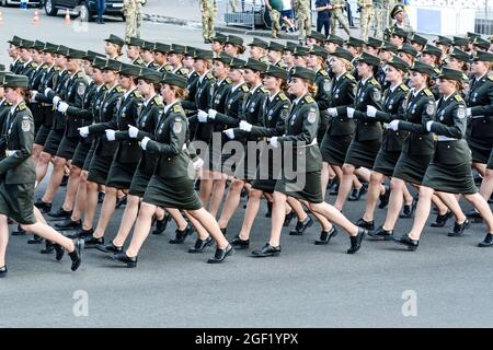 Kiew, Ukraine. August 2021. KIEW, UKRAINE - 22. AUGUST 2021: Einheiten der ukrainischen Streitkräfte nehmen an einer Generalprobe der Militärparade anlässlich des Unabhängigkeitstages in der Chreschatyk-Straße in Kiew Teil (Foto: Aleksandr Gusev/Pacific Press/Sipa USA) Quelle: SIPA USA/Alamy Live News Stockfoto