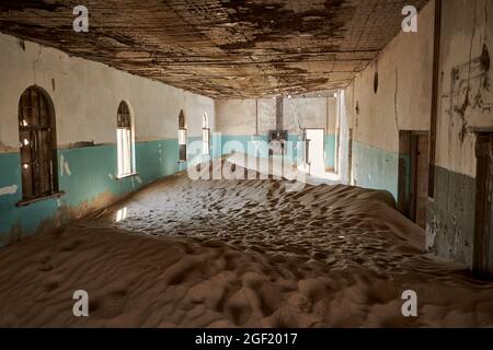 Das Innere eines verlassenen, mit Sand gefüllten Hauses in der Geisterstadt Kolmanskop, Namibia, Afrika. Stockfoto