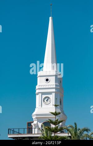 Weißer Uhrenturm auf dem zentralen Platz von Antalya Kemer Stockfoto