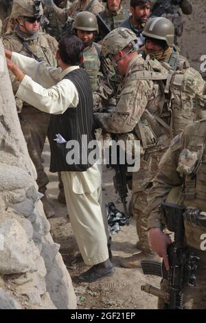 US-Soldaten der 3-4 Kavallerie, 3. Brigade Combat Team, 25. Infanterie-Division, suchen einen lokalen Afghanen, 26. Januar 2012, Memlah Bezirk, Nangarhar Provinz, Afghanistan. Stockfoto