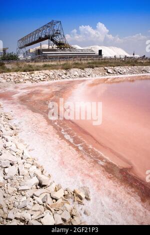 Die Sammlung von Meersalz salins in der Nähe von Santa Margherita di Savoia Italien Stockfoto