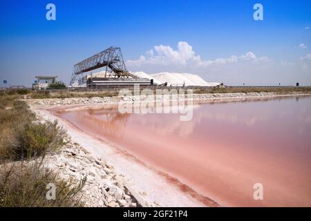 Die Sammlung von Meersalz salins in der Nähe von Santa Margherita di Savoia Italien Stockfoto