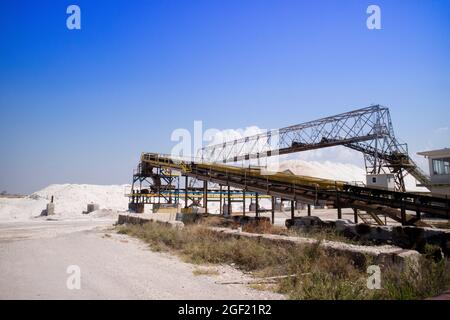 Die Sammlung von Meersalz salins in der Nähe von Santa Margherita di Savoia Italien Stockfoto