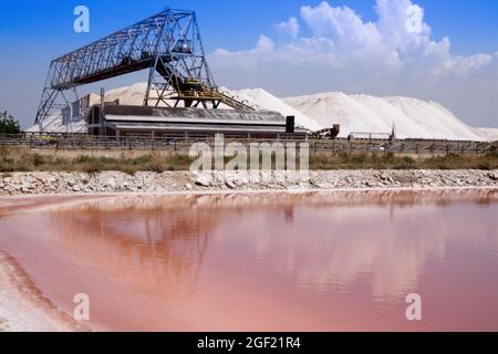 Die Sammlung von Meersalz salins in der Nähe von Santa Margherita di Savoia Italien Stockfoto