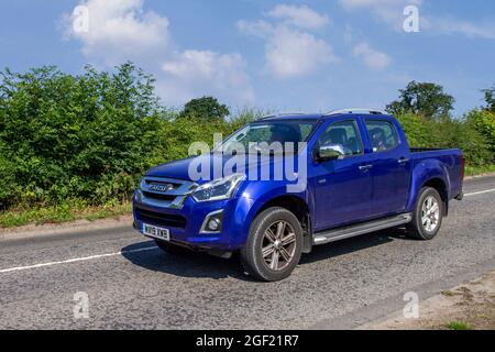 2019 blauer Isuzu D-Max Utah V-Cross 6-Gang Schaltgetriebe 1898 ccm Diesel Pick-up auf dem Weg zur Capesthorne Hall classic July Car Show, Ceshire, Großbritannien Stockfoto