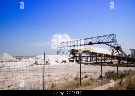 Die Sammlung von Meersalz salins in der Nähe von Santa Margherita di Savoia Italien Stockfoto