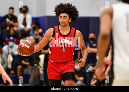 Die Centennial Huskies bewachen Kylan Boswell (4) während des Basketballspiels der CIF Southern Section Championship 2021 am Freitag, den 11. Juni 2021 in Chatsworth. Stockfoto